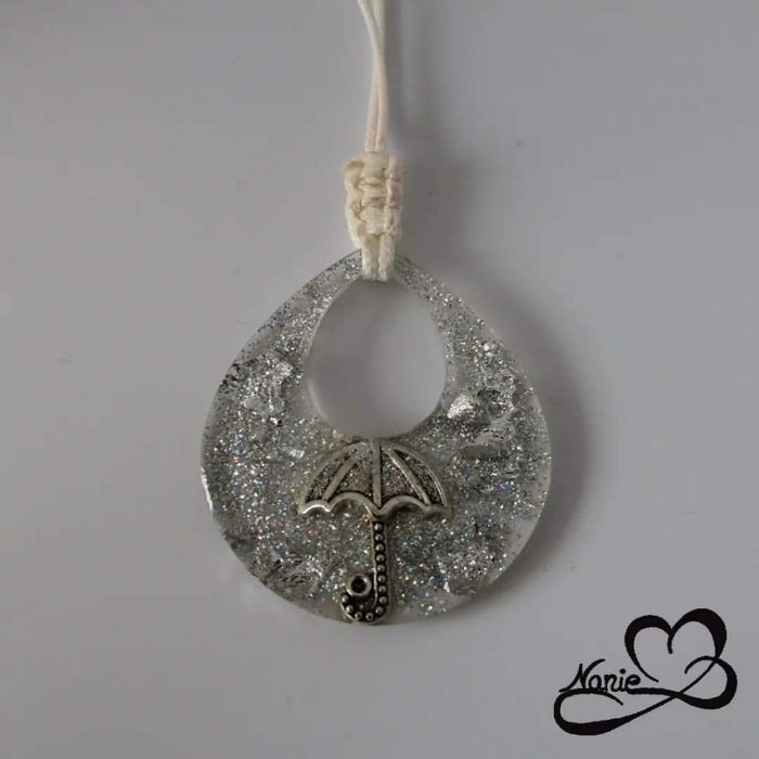 Pendentif en résine avec un parapluie et des feuilles d'argent !! 🌂☔☂️ - photo numéro 2
