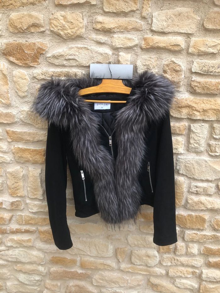 Très belle veste avec col fausse fourrure qui peut être enelev