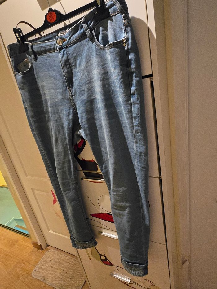 Jean droit bleu délavé à revers léopard T.44/46 Gémo