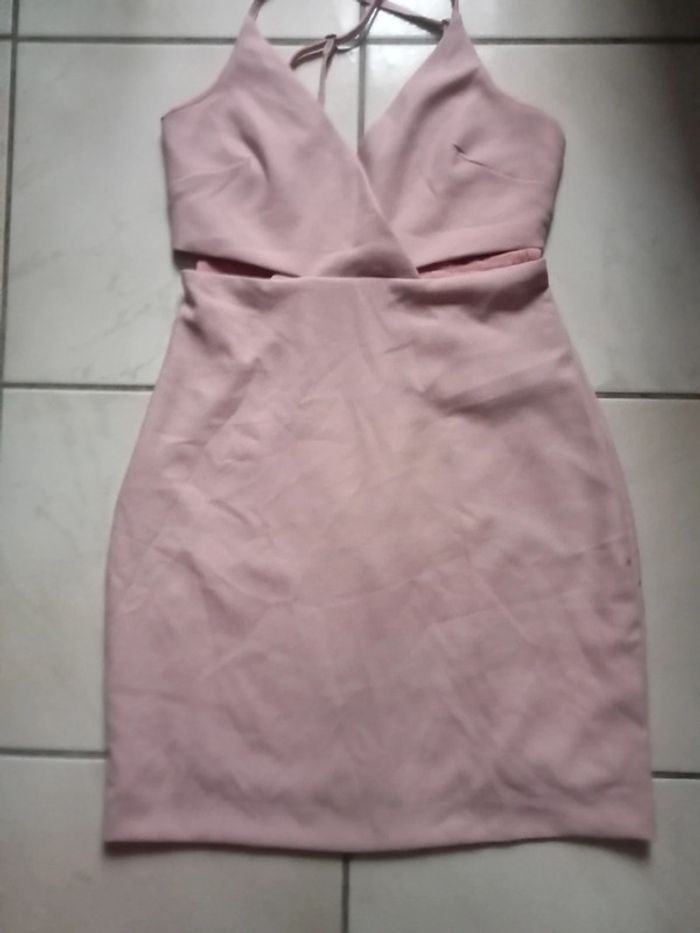 Très jolie robe à bretelles