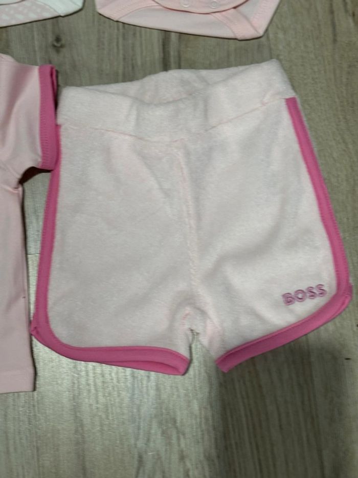 Lot vêtements bébé fille 1 mois BOSS lot de 2 bodies + ensemble t-shirt et short - photo numéro 4