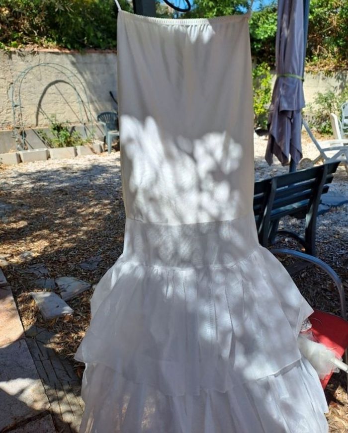 Robe de mariée avec jupon cerceau et voile brodé - photo numéro 8