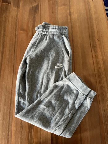 Jogging gris Nike garçon taille M 137-147 cm