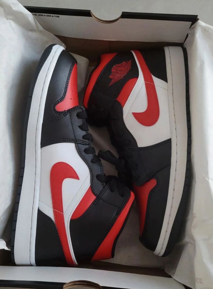 Air jordan 1 mid bred toe