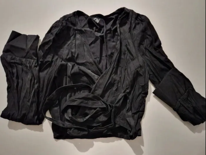 Blouse noir à manches bouffantes avec col chevauchant et lien latéral - photo numéro 3