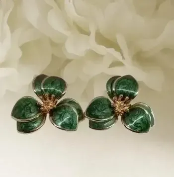 Boucles d'oreilles clous 3 pétales doubles émaillées vertes et dorées