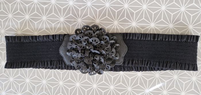 Jolie ceinture noire jamais portée 90cm