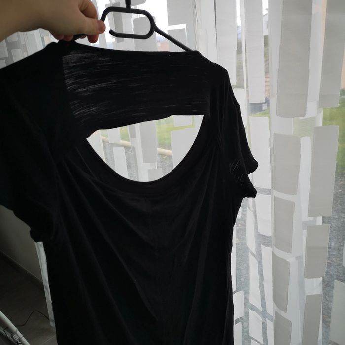 Tee shirt ouvert dans le dos - photo numéro 2