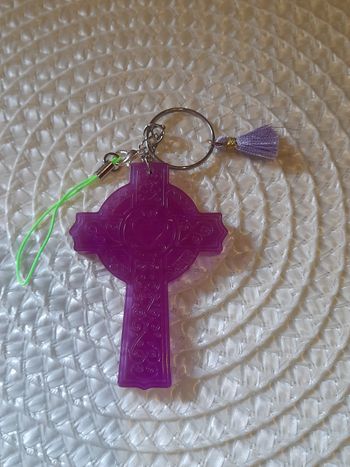 Porte clé en résine croix