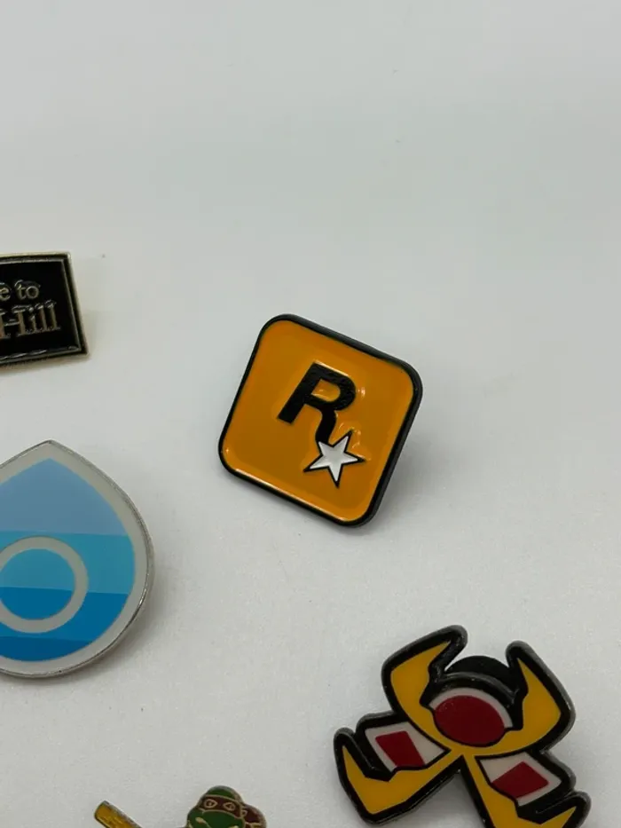 Lot de pins - photo numéro 8