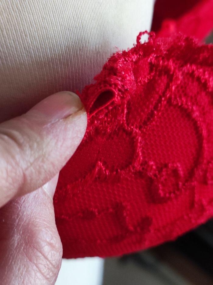 Soutien Gorge Rouge 85C (sans les bretelles). - photo numéro 6