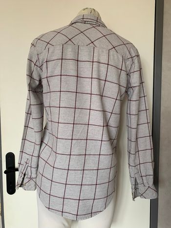 Chemise grise à carreaux
