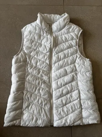 Doudoune sans manche blanche Jennyfer, bon état mais petite trace à l'arrière, taille M