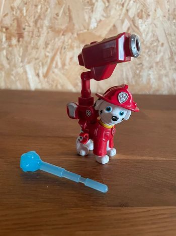 Figurine de Marcus officiel du film avec son sac à dos et 1 flèche de la Pat Patrouille