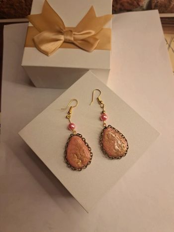 Boucles d'oreilles pendante pâte polymere rose