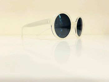 Lunette de soleil ronde blanche UV protection catégorie 3 pour fillette