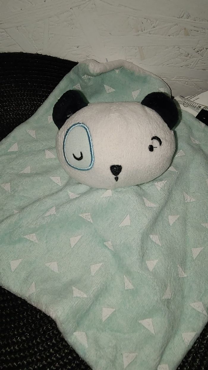 Doudou Plat Ours Bleu Koala Panda Bleu Blanc Coquard Triangles Leclerc Siplec - photo numéro 3