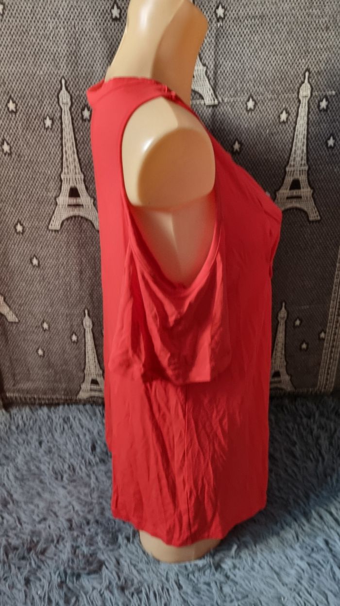 T-shirt rouge à épaules dénudée 42-44 - photo numéro 4