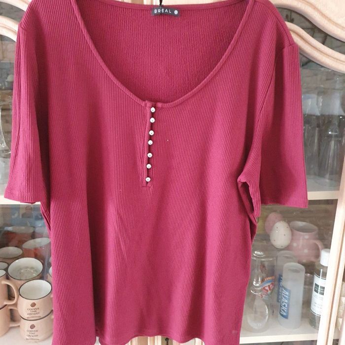 Très joli hait couleur bordeaux avec petits boutons taille XXL breal