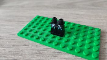 Hanches et jambes avec motif azur foncé et éclats d'argent 6115709 pièce détachée Lego #C06