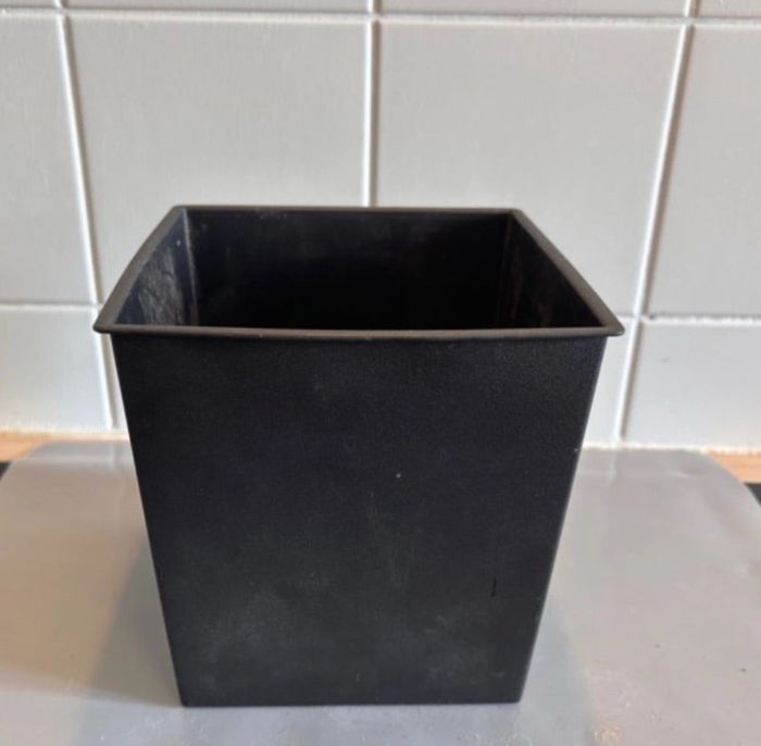 Cache pot gris foncé