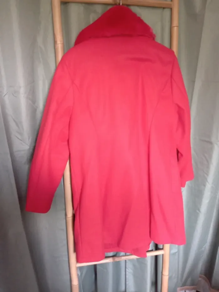 Manteau rouge col fausse fourrure - photo numéro 7