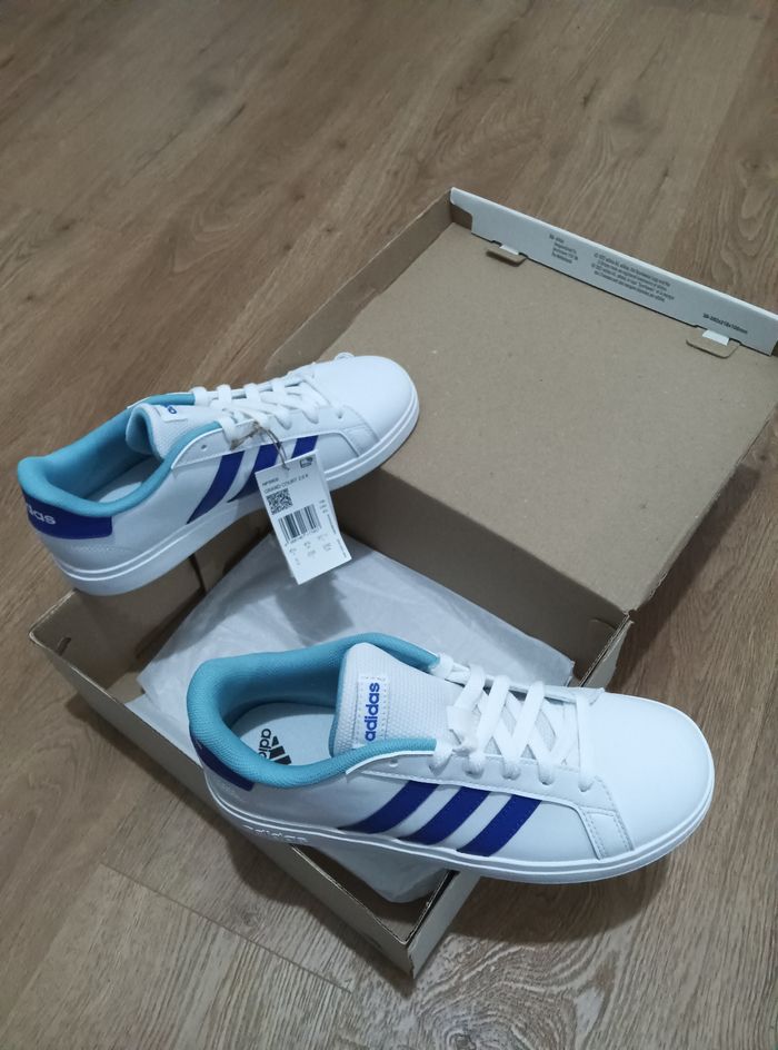 Baskets Adidas neuves pointure 37