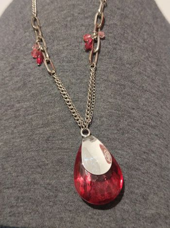 Collier fantaisie métal argenté et pierre rouge imitation saphir