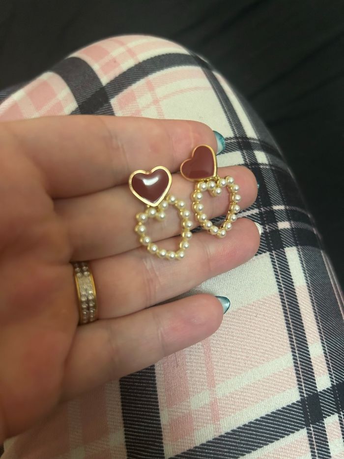 Boucles d’oreilles NEUVES pour femme forme de cœurs couleurs bordeaux et blanc nacré - photo numéro 5