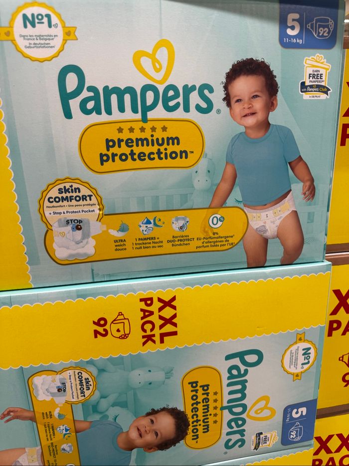 Un lot de deux cartons de couches Pampers premium taille 5 / 184 couches