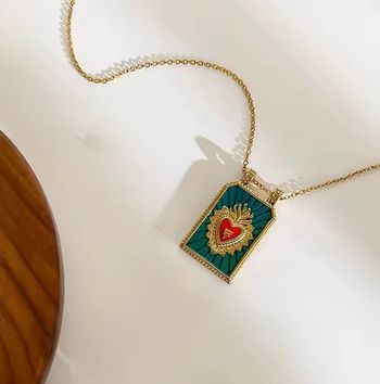Collier pendentif rectangulaire doré émail vert et cœur rouge – Acier inoxydable