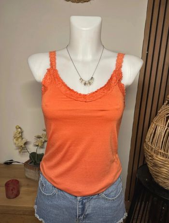 Débardeur orange avec dentelle