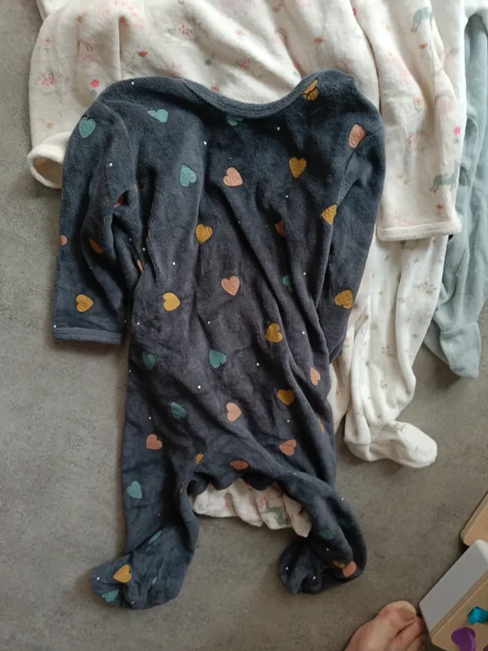 Lot de 4 pyjamas kiabi 12 mois velours bleus roses - photo numéro 3