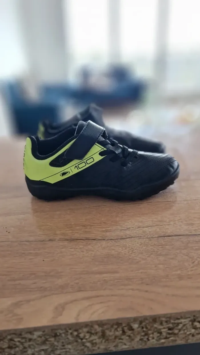 Chaussures de football quasi neufs - photo numéro 2