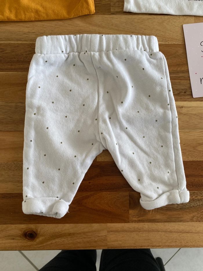 Lot t-shirts et pantalon - photo numéro 4