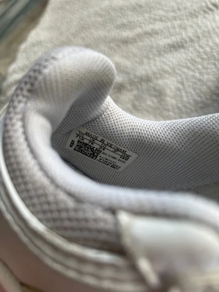 Baskets Adidas blanches pointure 24 - photo numéro 5