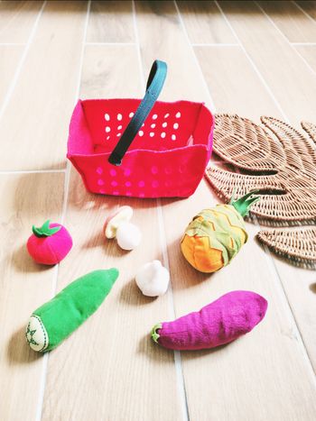 🧺 Panier rouge anse avec légumes et fruits en tissus-peluches