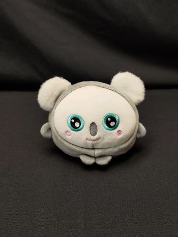 Peluche Squishimals Koala gris – Yeux bleus – Ultra douce
