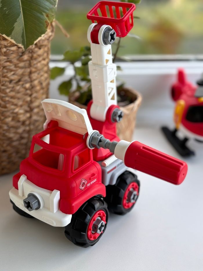 Camion de pompier à construire et démonter - avec tournevis - photo numéro 2
