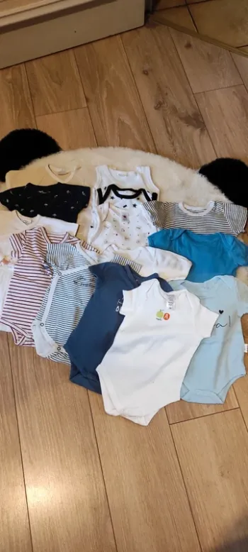 💙lot de 14 bodys  manches courtes et sans manches  💙taille 3 mois   💙 très bon état 