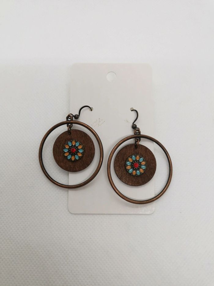 Paire de boucles d'oreilles en zinc médaillon fleuri et bois - photo numéro 2