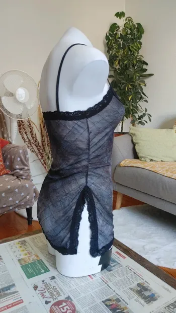 Débardeur transparent en mesh décolleté dentelle et fente