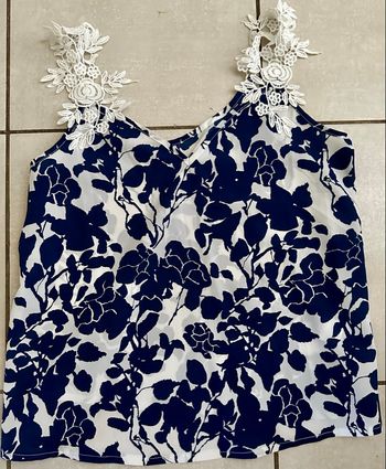 Top femme bleu et blanc à motifs floraux avec dentelle – élégant et original 