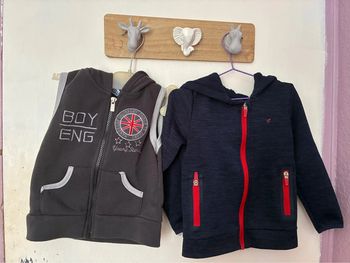 Lot 2 vestes à capuches légères mais chaudes, 2 ans.