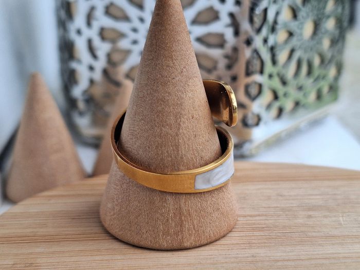Bague Doré ouverte, avec du nacre blanc, Elégant et Minimaliste, Ajustable - photo numéro 3