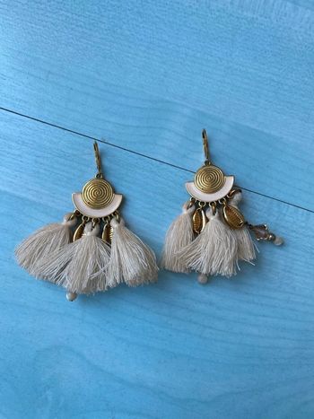 Boucles d’oreilles dorées et crème avec coquillages