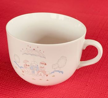Tasse blanche 3 filles sur un parapluie vintage