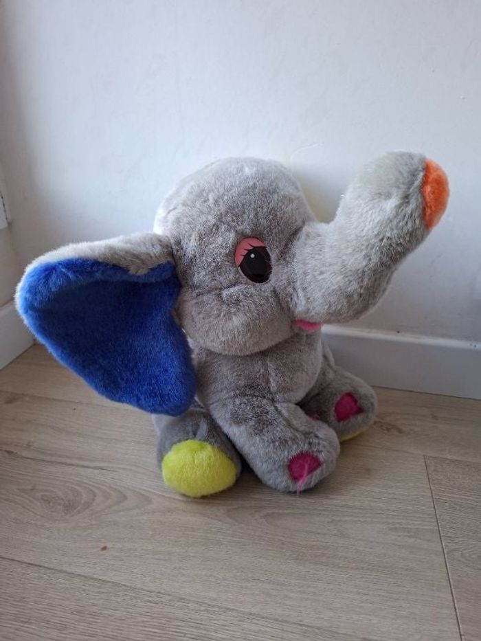Éléphant en peluche en très bon état