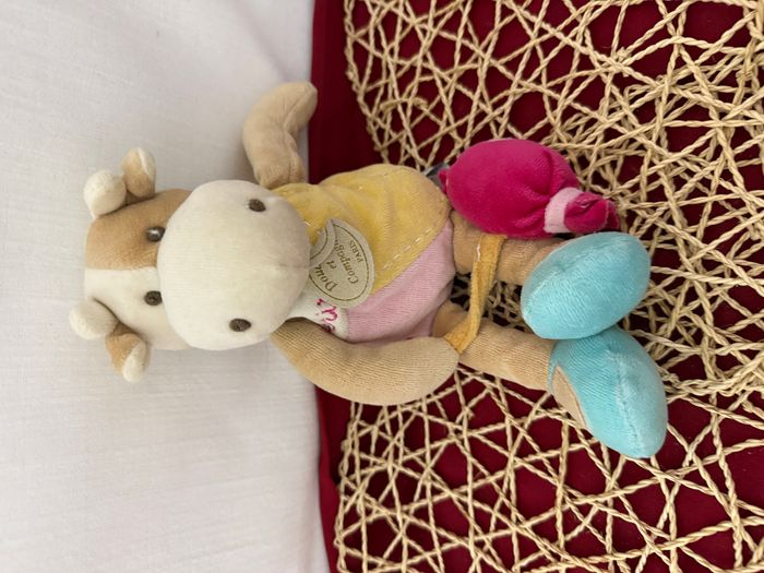 Peluche vache DOUDOU ET COMPAGNIE Cerise et son bonbon rose
