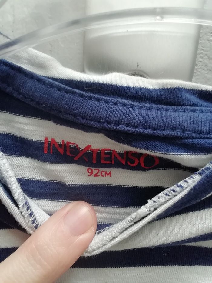 Vends t-shirt garçon été rayé bleu et blanc avec motifs sur le devant - photo numéro 5